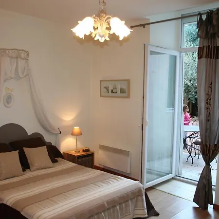 Dans Un Jardin En Ville * قرقشونه