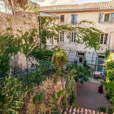Dans Un Jardin En Ville شقة