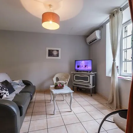 Dans Un Jardin En Ville شقة