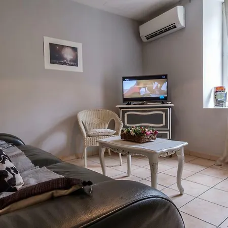 Dans Un Jardin En Ville شقة قرقشونه