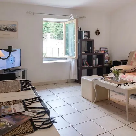 Dans Un Jardin En Ville شقة