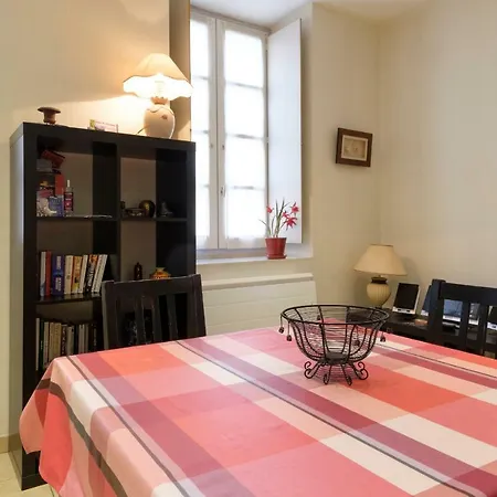 Dans Un Jardin En Ville شقة